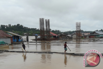 Debit Air Naik, Tongkang Dilarang Berlayar Melintas Sungai Barito