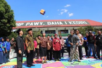 Mendikbud Bermain Monopoli Raksasa Bersama Siswa