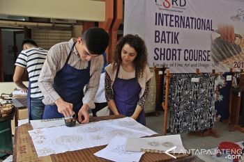 UNS Kenalkan Batik Kepada Mahasiswa Mancanegara