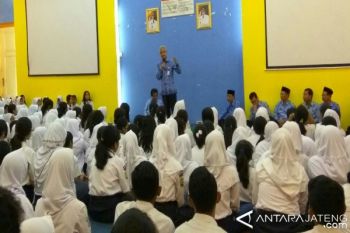 Ganjar Pantau Pengenalan Lingkungan Sekolah di Semarang