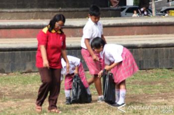Diajak Peduli Lingkungan, Siswa SD Punguti Sampah di Alun-alun 