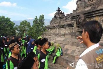 Puluhan Santri Miftahurrohmah Diajak Kenali Candi Borobudur