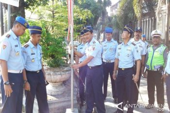 Ratusan Anggota TNI AU Bersih-bersih Kota Solo