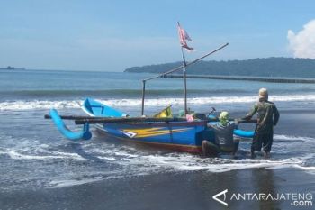 Gelombang Tinggi, Nelayan Cilacap belum Berani Melaut