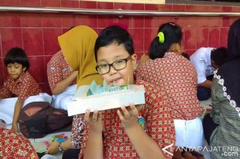 Siswa Difabel Dilatih Daur Ulang Sampah 