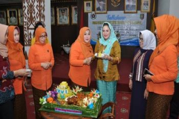 Yustin Ficardo Terima Penghargaan IKWI