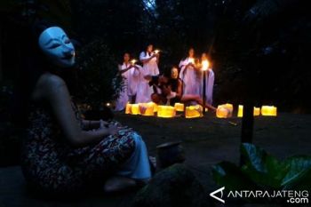 Seniman Performa Gerak Pagi Festival Lima Gunung 