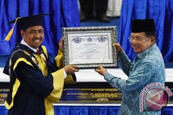 Wapres Terima Tanda Kehormatan Anugerah Unismuh Pertama