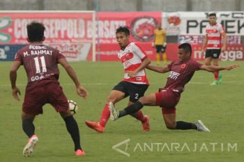 Suporter Madura United Serukan "Save Palestina"