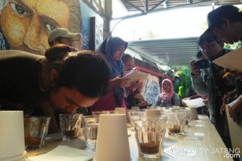 Petani Lereng Sindoro Gelar Minum Kopi Gratis di Jembatan Sigandul 
