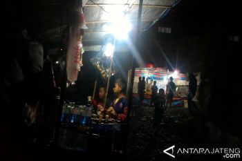 Warga Berjualan di Keramaian Festival Lima Gunung
