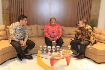 Gubernur Enembe, Olahraga, dan Identitas