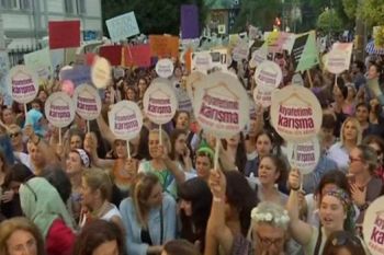 Perempuan Turki gelar demo tentang kebebasan berpakaian