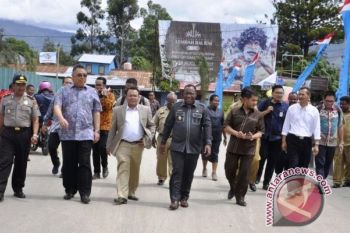 Polisi Jayawijaya dampingi tim Kemenkes dan Komisi IX DPR ke Hubikiak