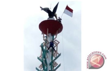 Kibarkan Bendera Merah Putih di Puncak Tugu Jajaka Bartim