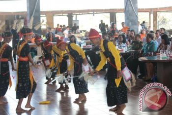 Peserta Sail Disuguhkan Tarian Tradisional NTT