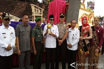 Pemkab Magelang Kirab Piala Adipura Pertama 