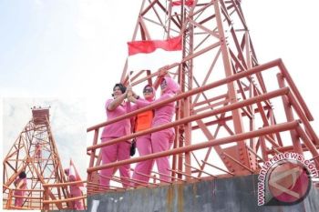 Semangat! Ketua Bhayangkari Pulpis Panjat Tower Kibarkan Merah-Putih