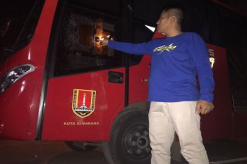 Pengendara Motor Rusak Bus Trans Semarang