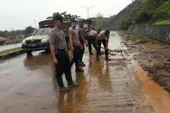 Polisi Jayapura bersama warga gotong royong bersihkan jalan