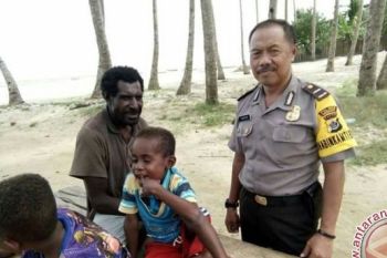 Bhabinkamtibmas Merauke menyambangi warga Kampung Lampu Satu