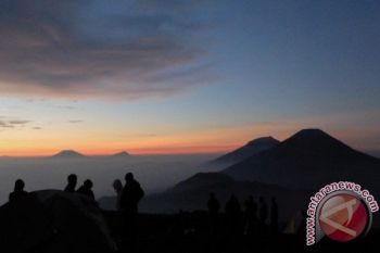 Peserta Dieng Culture Festival Ramai-ramai Nikmati Matahari Terbit