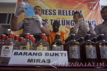 Polisi Tangkap Buruh Bangunan Palsukan Minuman Keras (Video)