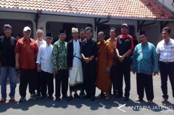 Dikawal Tokoh Agama, Musthofa Kembalikan Berkas Pendaftaran Cagub