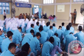 OJK bersama AXA Indonesia Kenalkan Profesi Aktuaris Kepada Siswa Padang