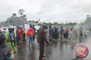 Anggota DPRD Mimika Terpilih blokade jalan