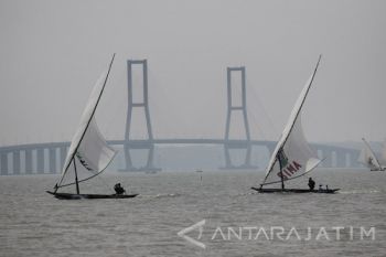 Lomba Balap Perahu Layar