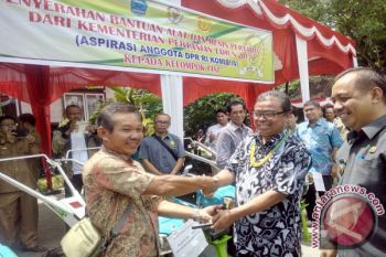 Hermanto Serahkan Bantuan Traktor di Mentawai