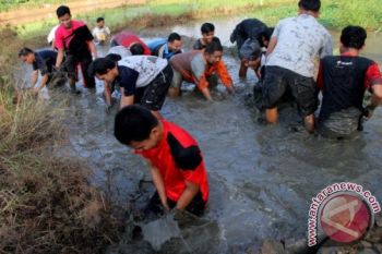 LOMBA MENANGKAP IKAN LELE