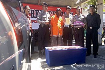 Polisi Tangkap Tersangka Kasus Penggelapan Mobil Taksi 