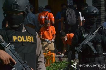 Densus Bawa Belasan Barang Bukti di Karanganyar 