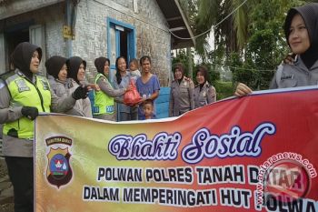 Polwan Tanah Datar Bagikan Sembako ke Warga Miskin