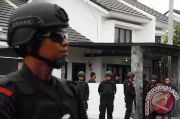 Densus Geledah Rumah Terduga Pendana Teroris di Pekanbaru