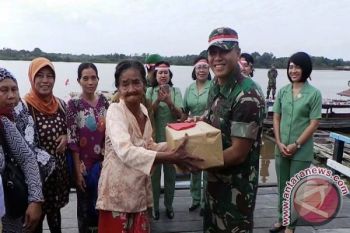 Kodim Sampit Susur Sungai Bagikan Bantuan Kemerdekaan