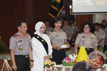 Istri Kapolri Dampingi Polwan Daki Cartensz 