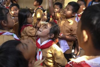 LOMBA MAKAN KERUPUK
