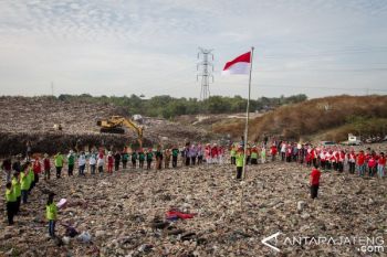 Pegiat Peduli Lingkungan Gelar Upacara di TPA	
