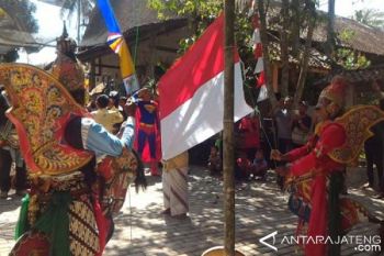 Seniman Borobudur Upacara "Tujuhbelasan" 