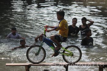 Lomba Sepeda Di Atas Sungai