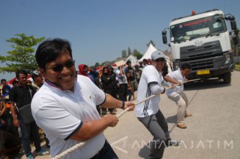 Lomba Tarik Truk Molen