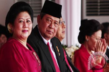 Mantan Kepala Negara Hadiri Upacara Istana