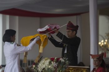 Presiden Kenakan Pakaian Adat Tanah Bumbu pada Upacara HUT RI
