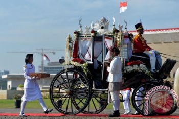 Masyarakat Padati Monas Saksikan Arak-arakan Bendera Pusaka