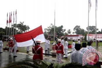 Walau Diguyur Hujan "Merah Putih" Tetap Dikibarkan, Bupati Ampera Terharu 