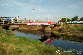 Protes Pencemaran Warga, Warga Upacara Bendera di Jembatan