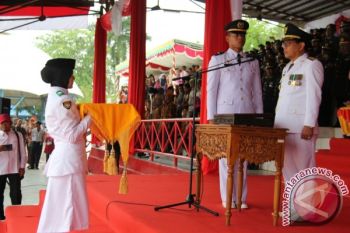 Upacara khidmat Walau Di Tengah Hujan Gerimis